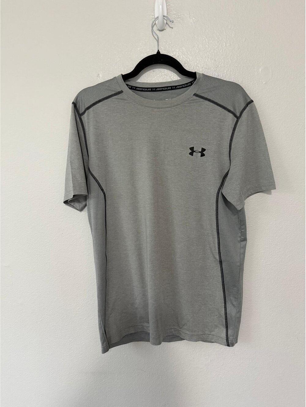 Under armour fitted heatgear men’s t shirt size small 
2 small stains on front
